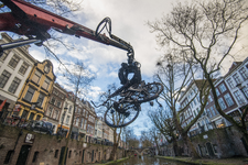909455 Afbeelding van het opdreggen van fietswrakken uit de Oudegracht te Utrecht door de Gemeentelijke Reinigings- en ...